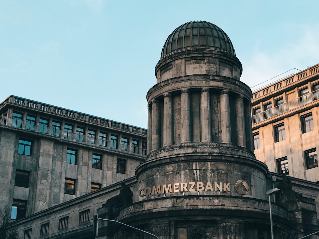 Commerzbank Stellenabbau 2026: Momentum 2030, 3.000 Stellen und der Kampf gegen UniCredit